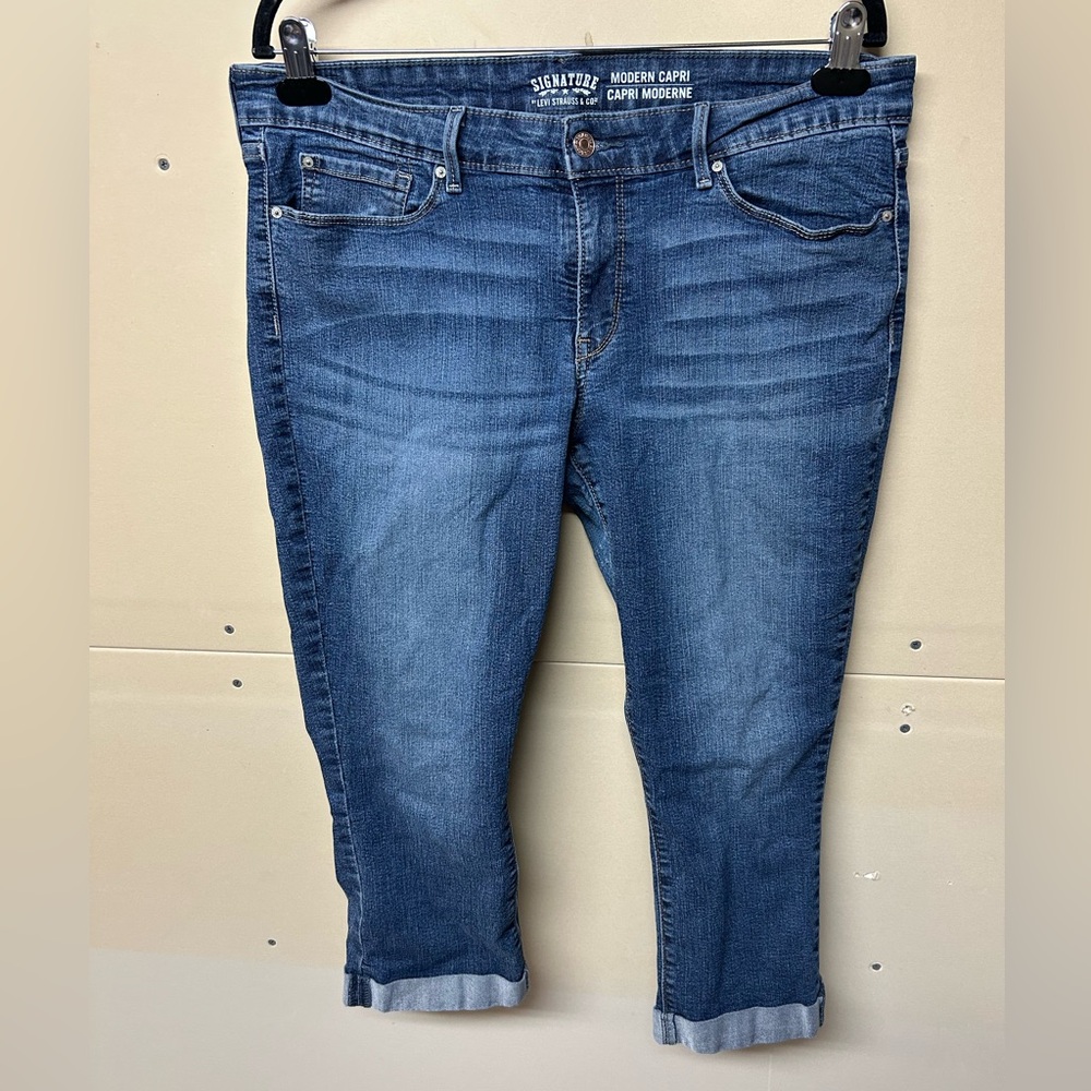 2/$30⚡️- CAPRIS | Women’s Signature by Levi Strauss modern capris size 16